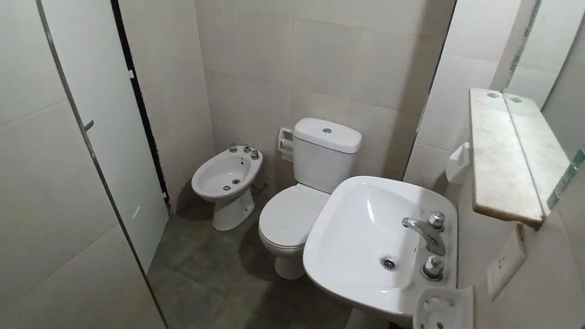 Departamento en alquiler de 2 ambientes en 1º piso por escalera a una cuadra de Av Rivadavia. 5