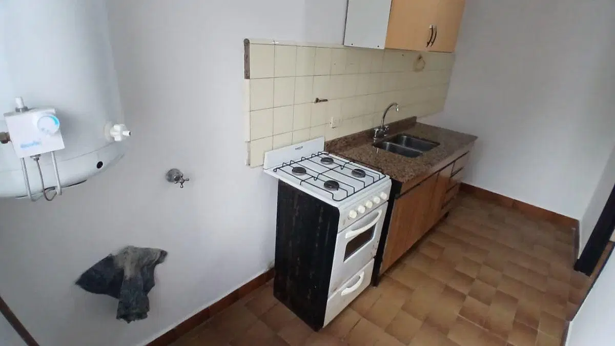 Departamento en alquiler de 2 ambientes en 1º piso por escalera a una cuadra de Av Rivadavia. 4