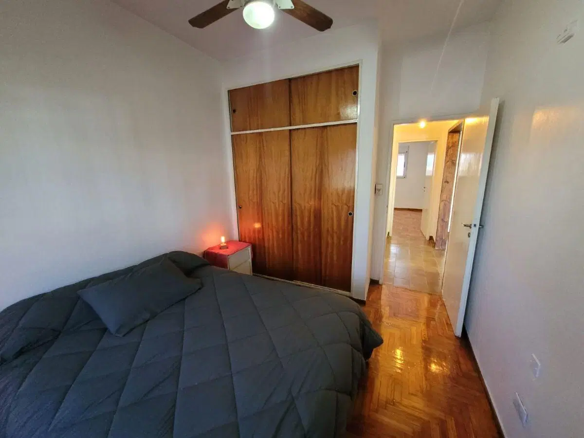 Casa reciclada a nuevo de 4 ambientes cerca de Acceso Oeste con cochera para un auto 2