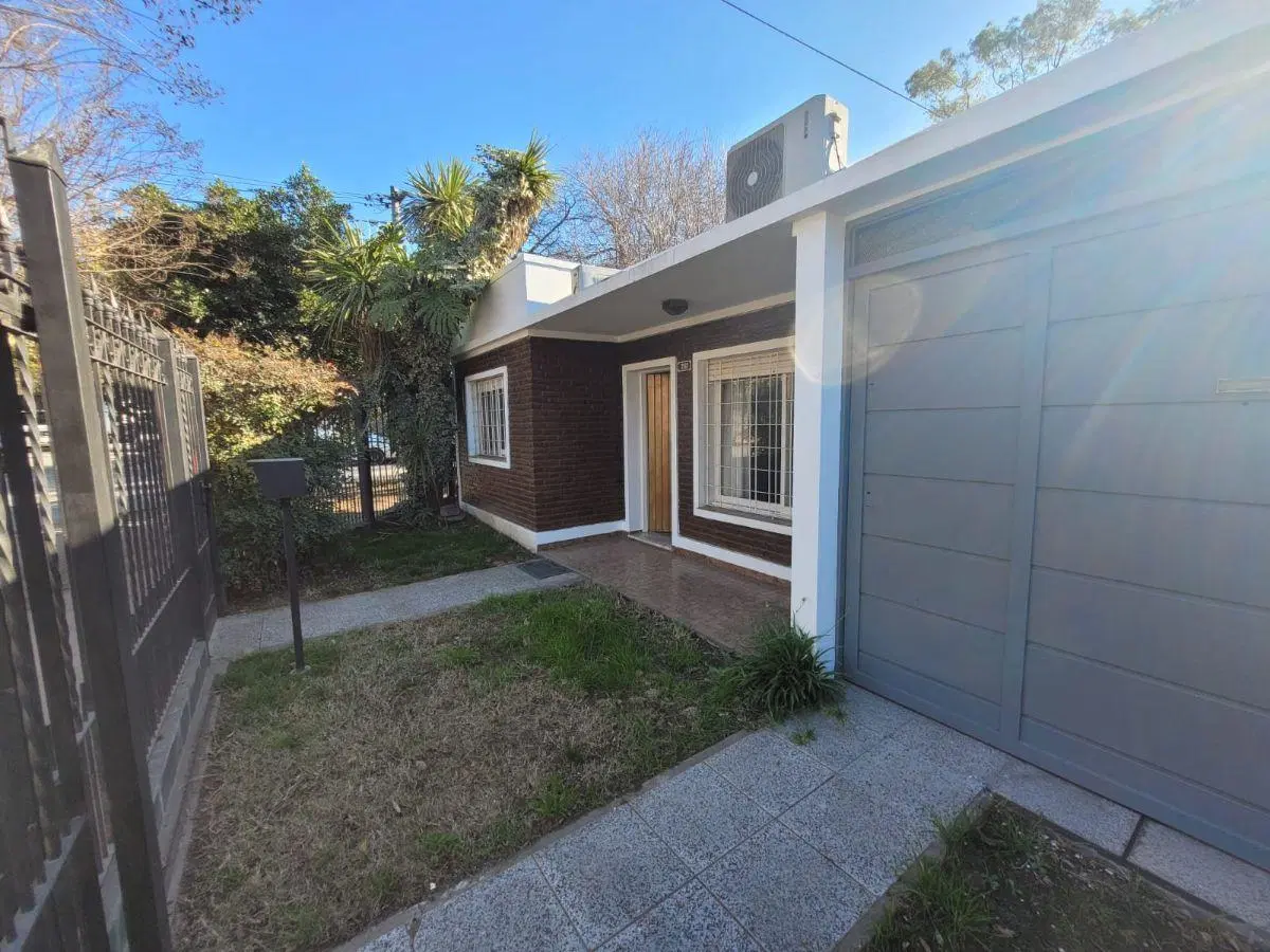 Casa reciclada a nuevo de 4 ambientes cerca de Acceso Oeste con cochera para un auto 4