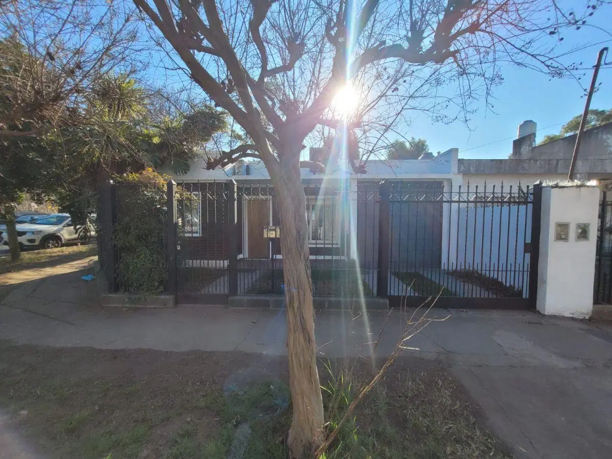 Casa reciclada a nuevo de 4 ambientes cerca de Acceso Oeste con cochera para un auto 1
