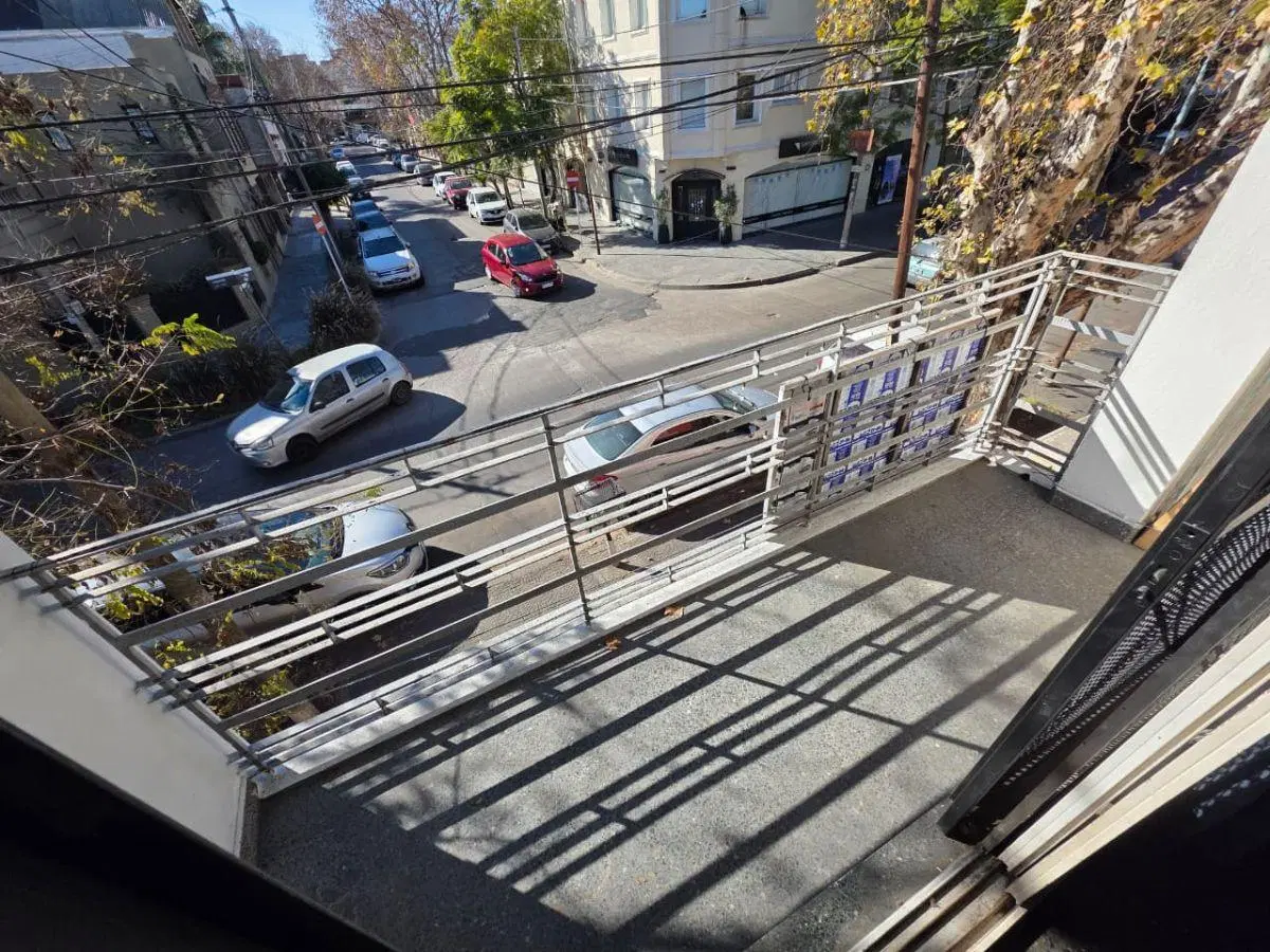 Impecable departamento de 3 ambientes en primer piso por escalera, a una cuadra de Av. 8