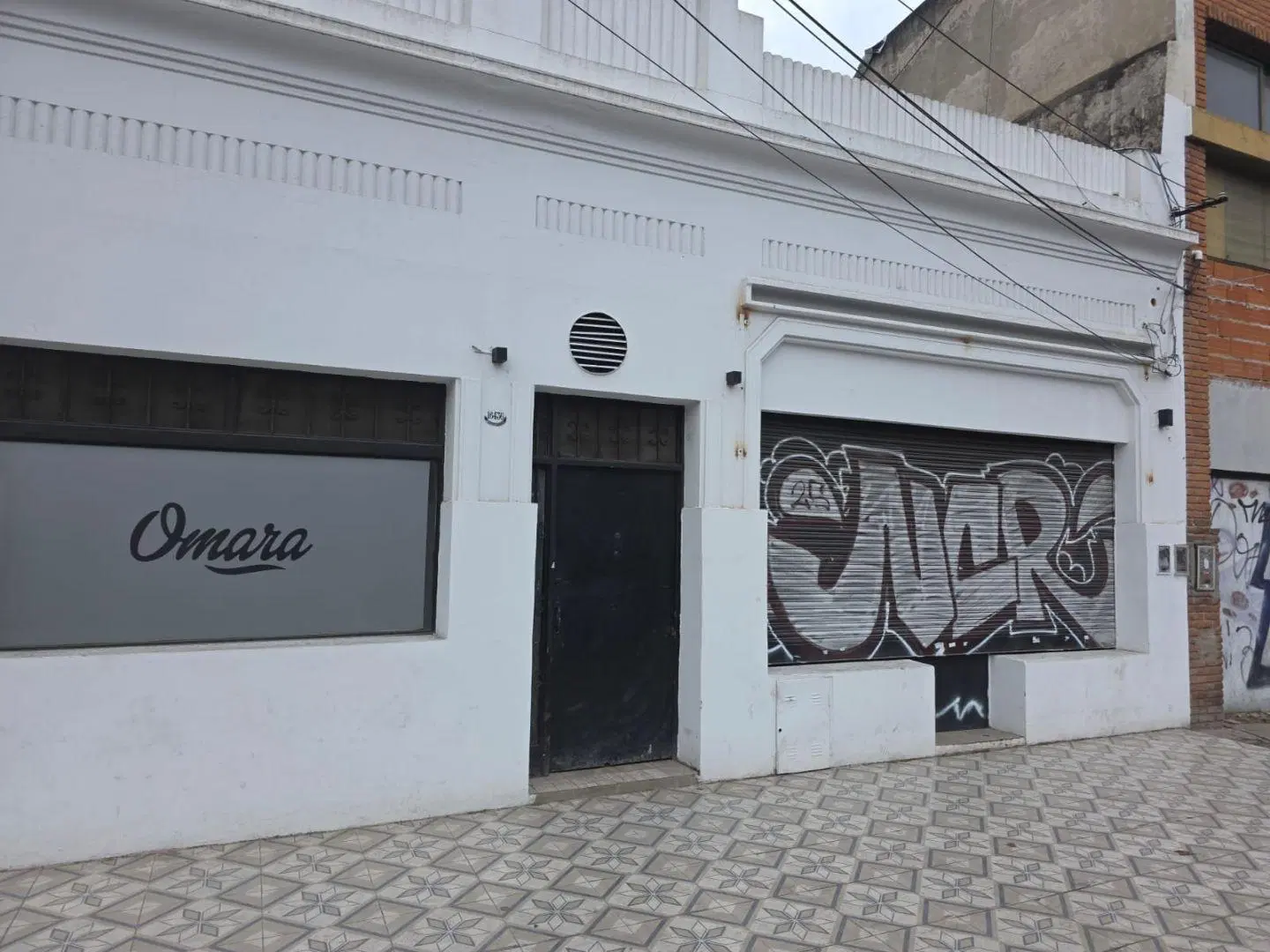 Local . | Av. Rivadavia al 16400 1