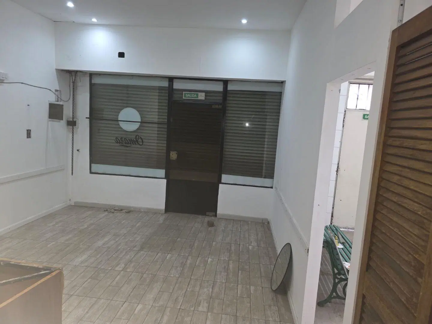 Local . | Av. Rivadavia al 16400 5
