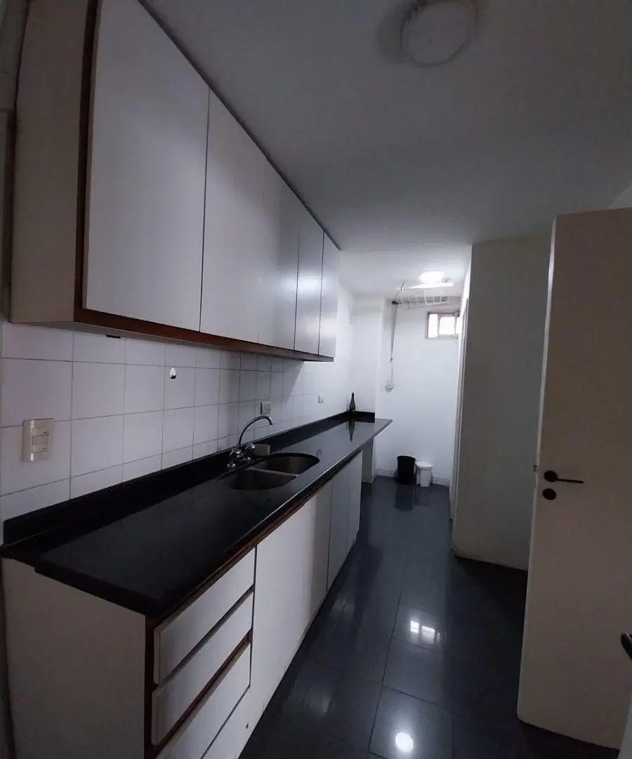 Departamento 3 ambientes al frente con balcon y dependencias 90 mts Beruti y Av Pueyrredon 5