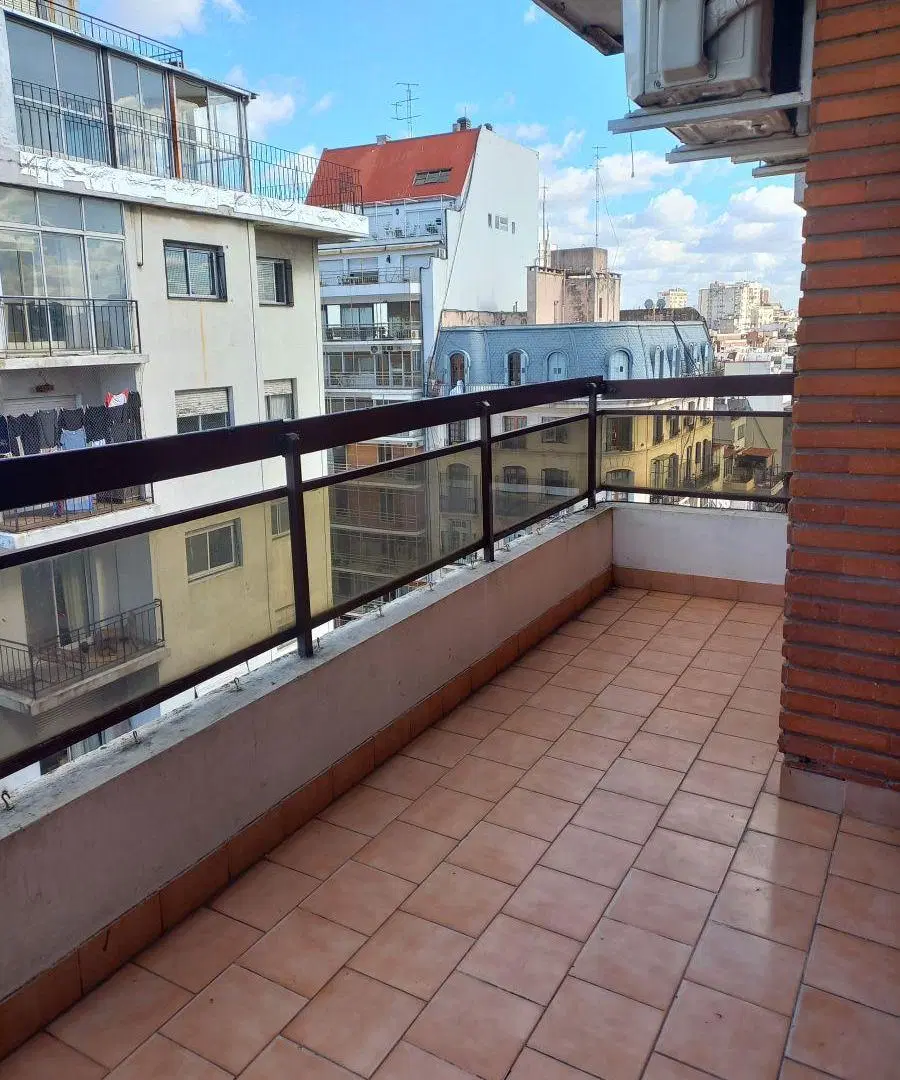 Departamento 3 ambientes al frente con balcon y dependencias 90 mts Beruti y Av Pueyrredon 3