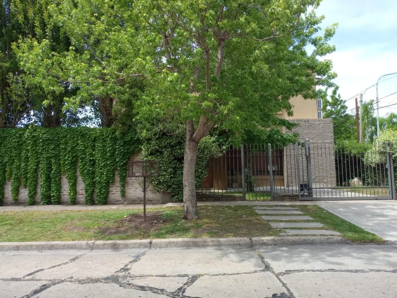 VENTA DE CASA EN CASTELAR, 3 dormitorios, parque, y entrada de auto. EXCELENTE ZONA, Dean Funes 400 5