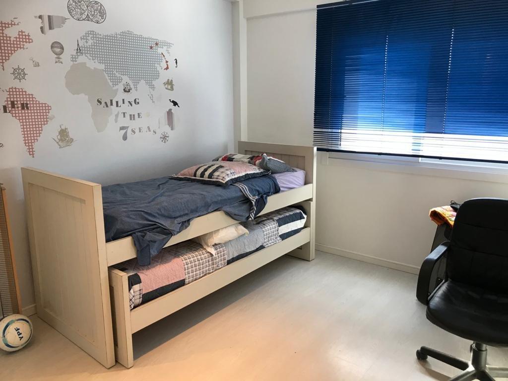 Piso de 4 ambientes con gran terraza propia. Zona Guemes. En venta.