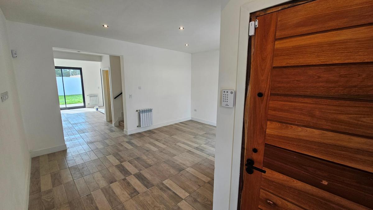 Foto de En venta. Dúplex 3 ambientes con entrada de auto y parque. Barrio San, imagen 2