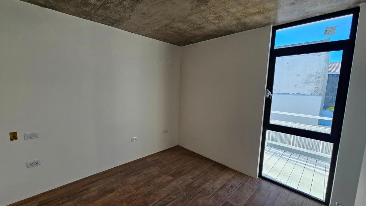 En Venta. Dúplex de 3 Ambientes con Entrada de Auto. Barrio Las Avs. 4