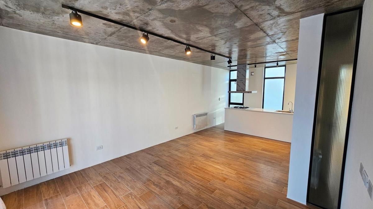En Venta. Dúplex de 3 Ambientes con Entrada de Auto. Barrio Las Avs. 1