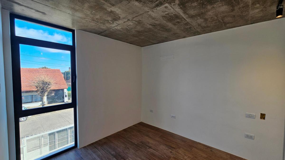 En Venta. Dúplex de 3 Ambientes con Entrada de Auto. Barrio Las Avs. 5