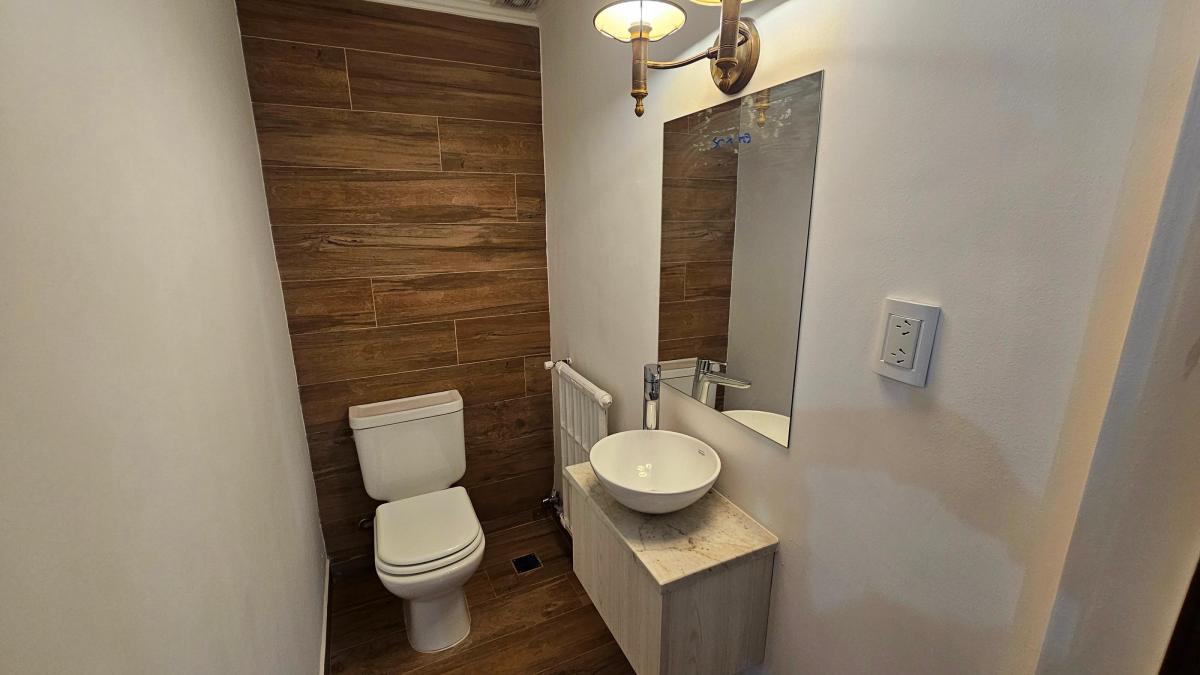 En Venta. Chalet de 6 Ambientes Reciclado con Garage/quincho. Los Troncos. 2