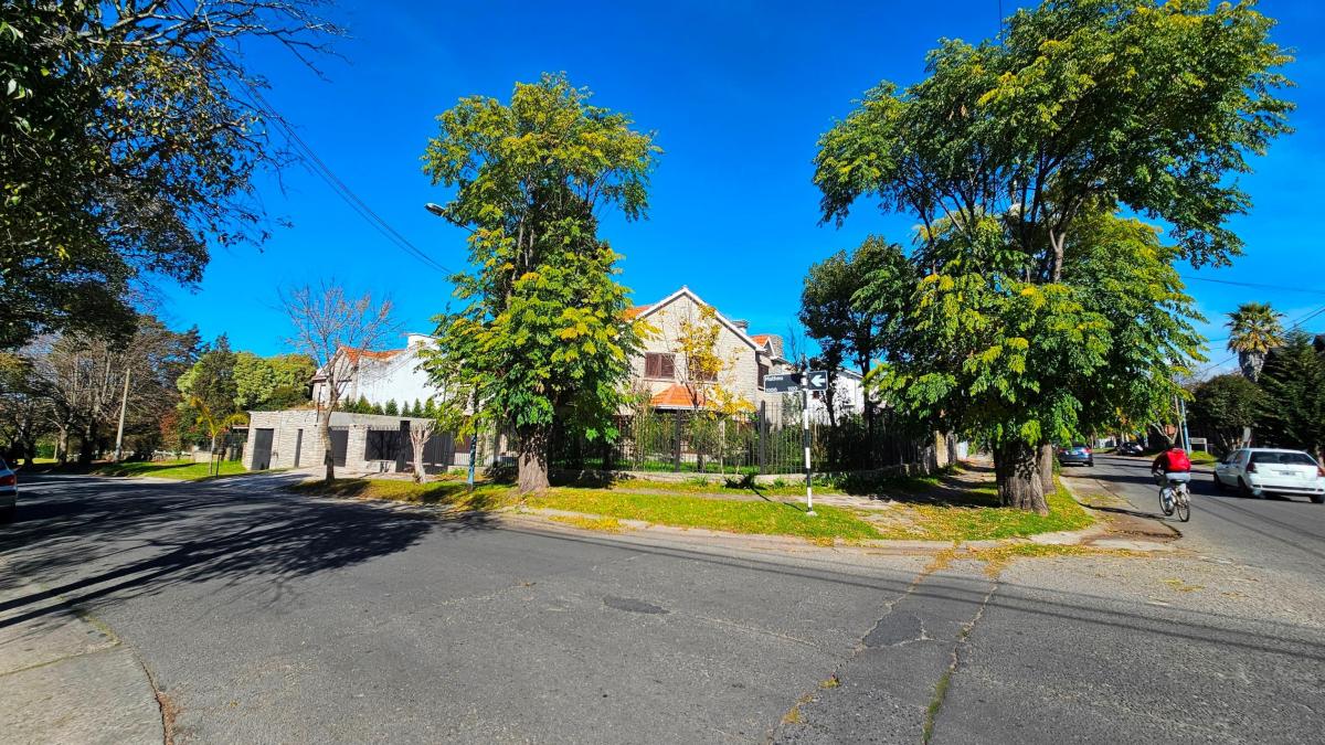 En Venta. Chalet de 6 Ambientes Reciclado con Garage/quincho. Los Troncos. 3