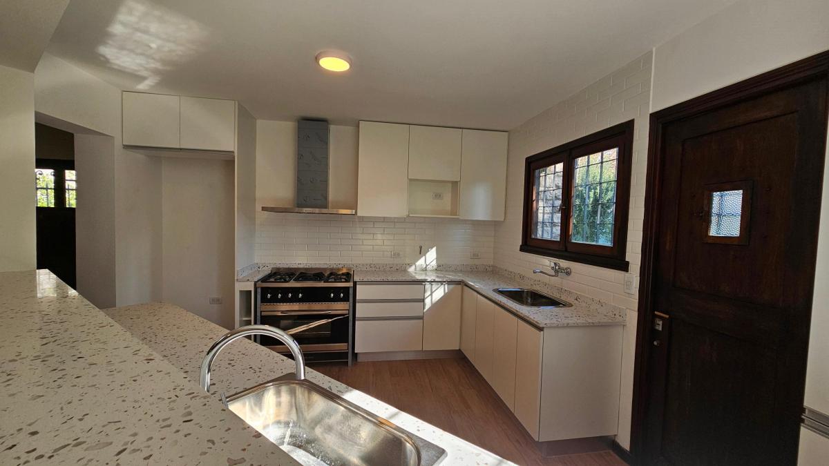 En Venta. Chalet de 6 Ambientes Reciclado con Garage/quincho. Los Troncos. 5