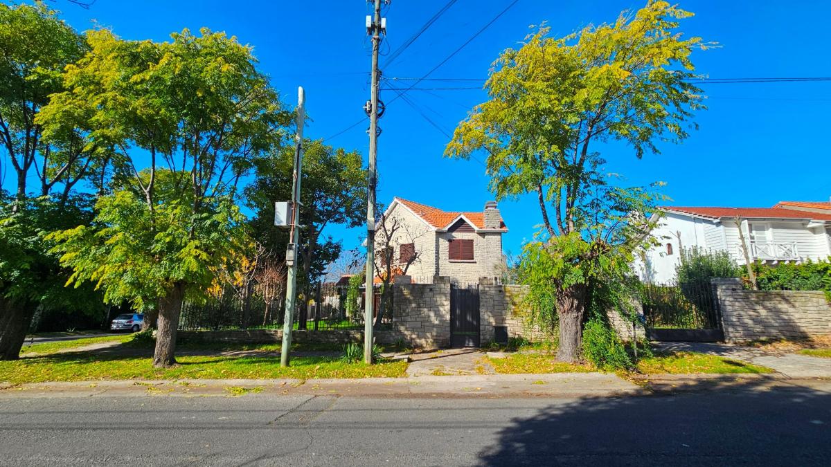En Venta. Chalet de 6 Ambientes Reciclado con Garage/quincho. Los Troncos. 1