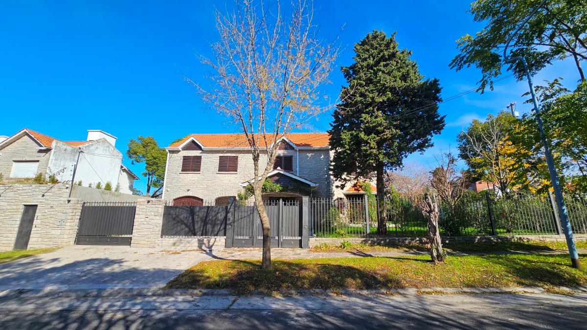 En Venta. Chalet de 6 Ambientes Reciclado con Garage/quincho. Los Troncos. 4