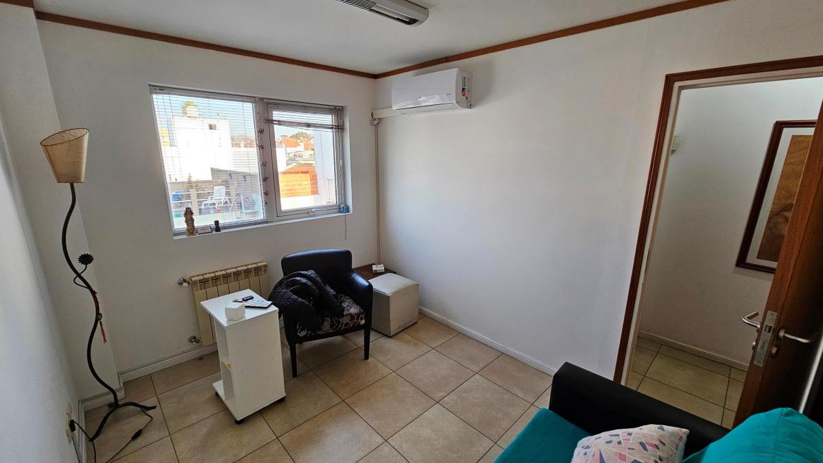 Foto de En venta. Semipiso de oficina al frente con cochera propia. Chauvin., imagen 5