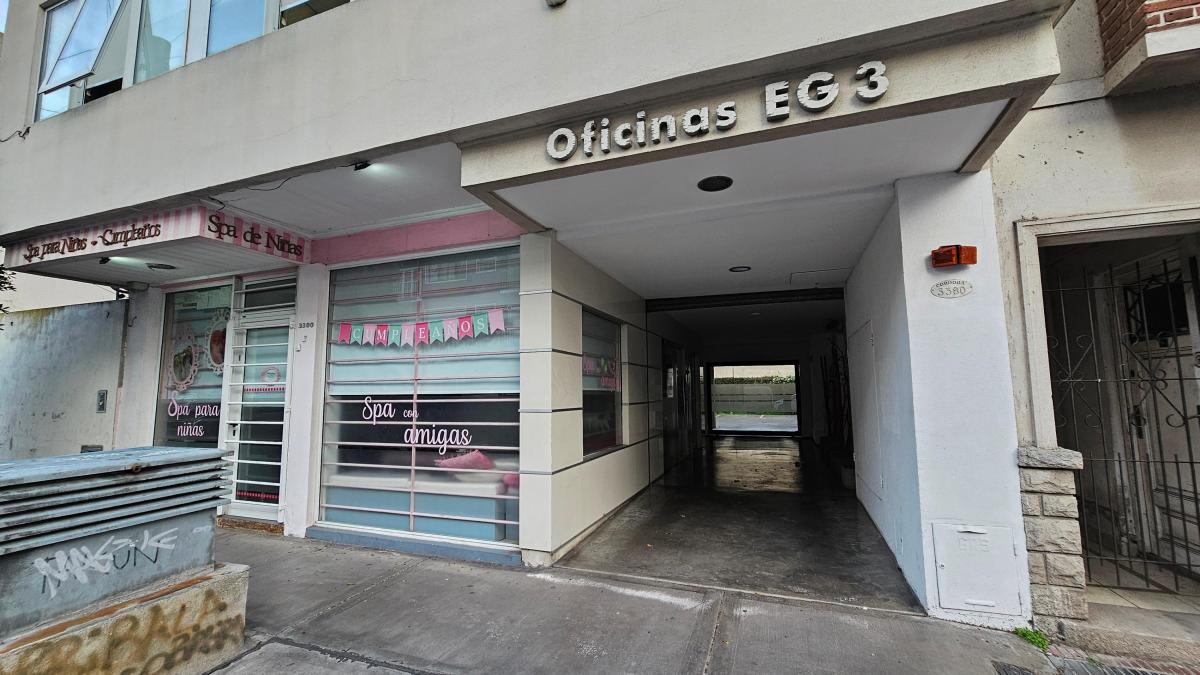 En venta. Semipiso de oficina al frente con cochera propia. Chauvin.