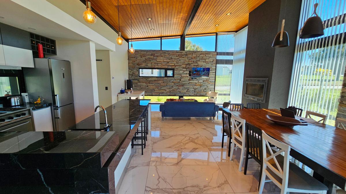 En venta. Casa de 5 ambientes de corte moderno con piscina. Rumenco joven.