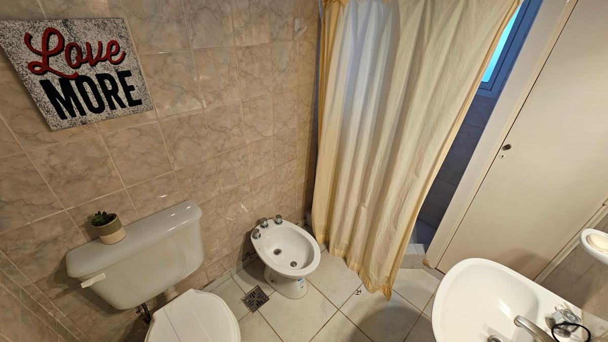 En Venta. Departamento 2 Ambientes Al Frente. Reciclado. Espacio de Cochera. 2