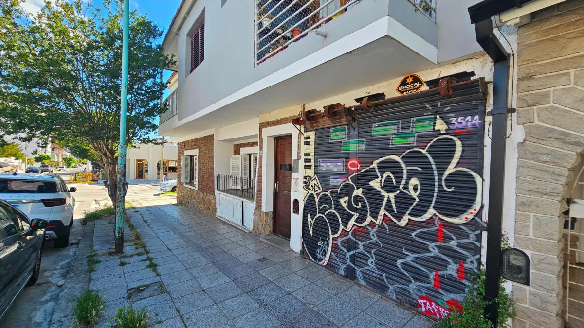 En Venta en Block PH 4 Amb C/garage + Local Apto Uso Profesional Barrio Chauvin. 2