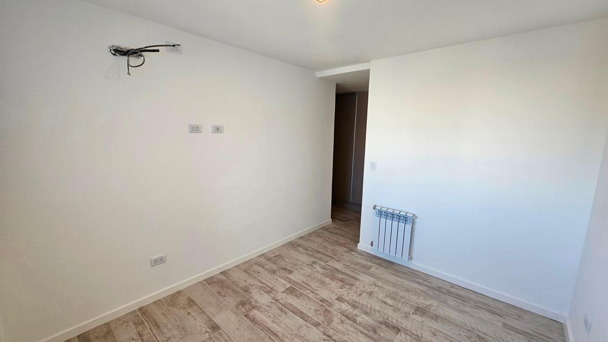 En Venta Departamento de 4 Ambientes Al Frente. Zona Güemes. 2