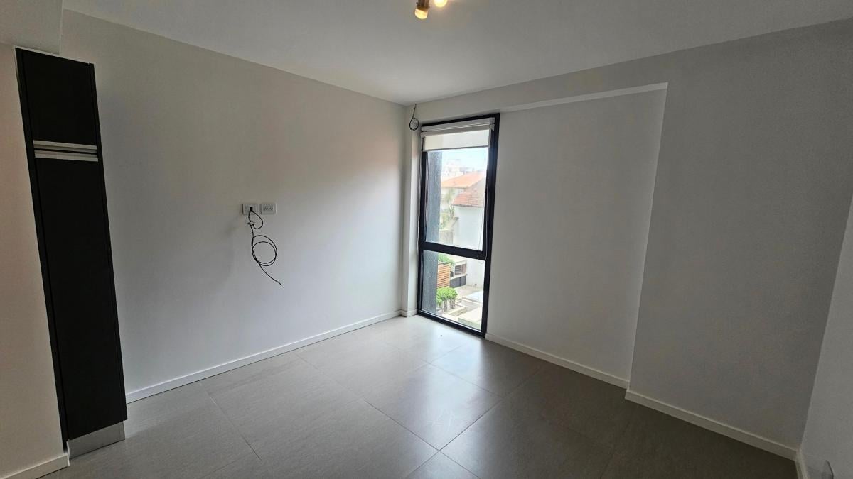 En venta. Departamento de 3 ambientes con cochera y baulera. Varese.