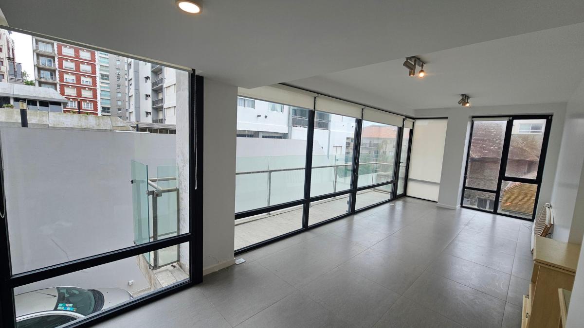 Foto de En venta. Departamento de 3 ambientes con cochera y baulera. Varese., imagen 5