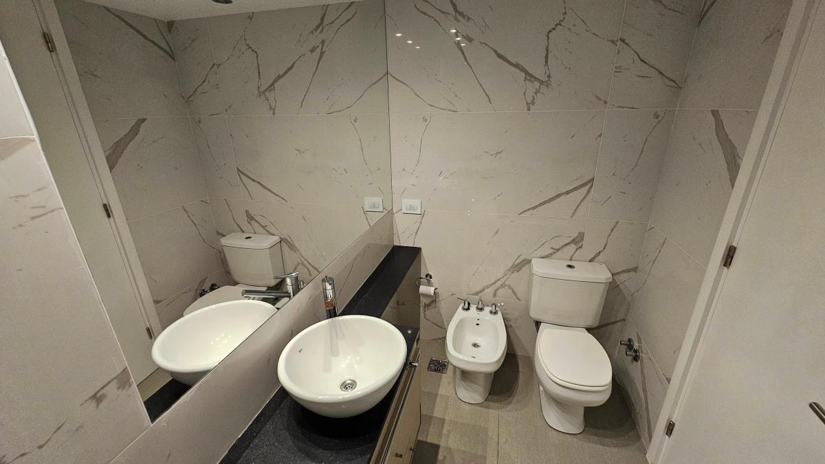 Foto de En venta. Departamento de 3 ambientes con cochera y baulera. Varese., imagen 3
