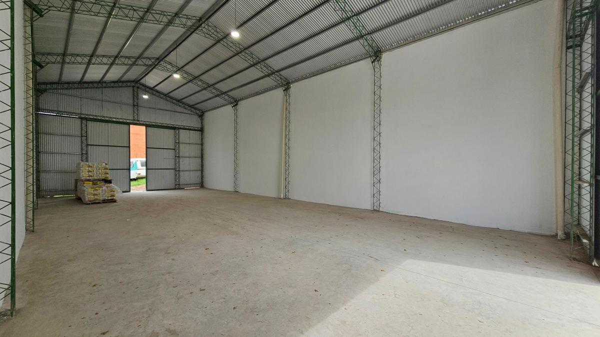 En Venta. Galpón a Estrenar de 200 m² Cubiertos Sobre Lote de 430 m². Zona Puerto. 2