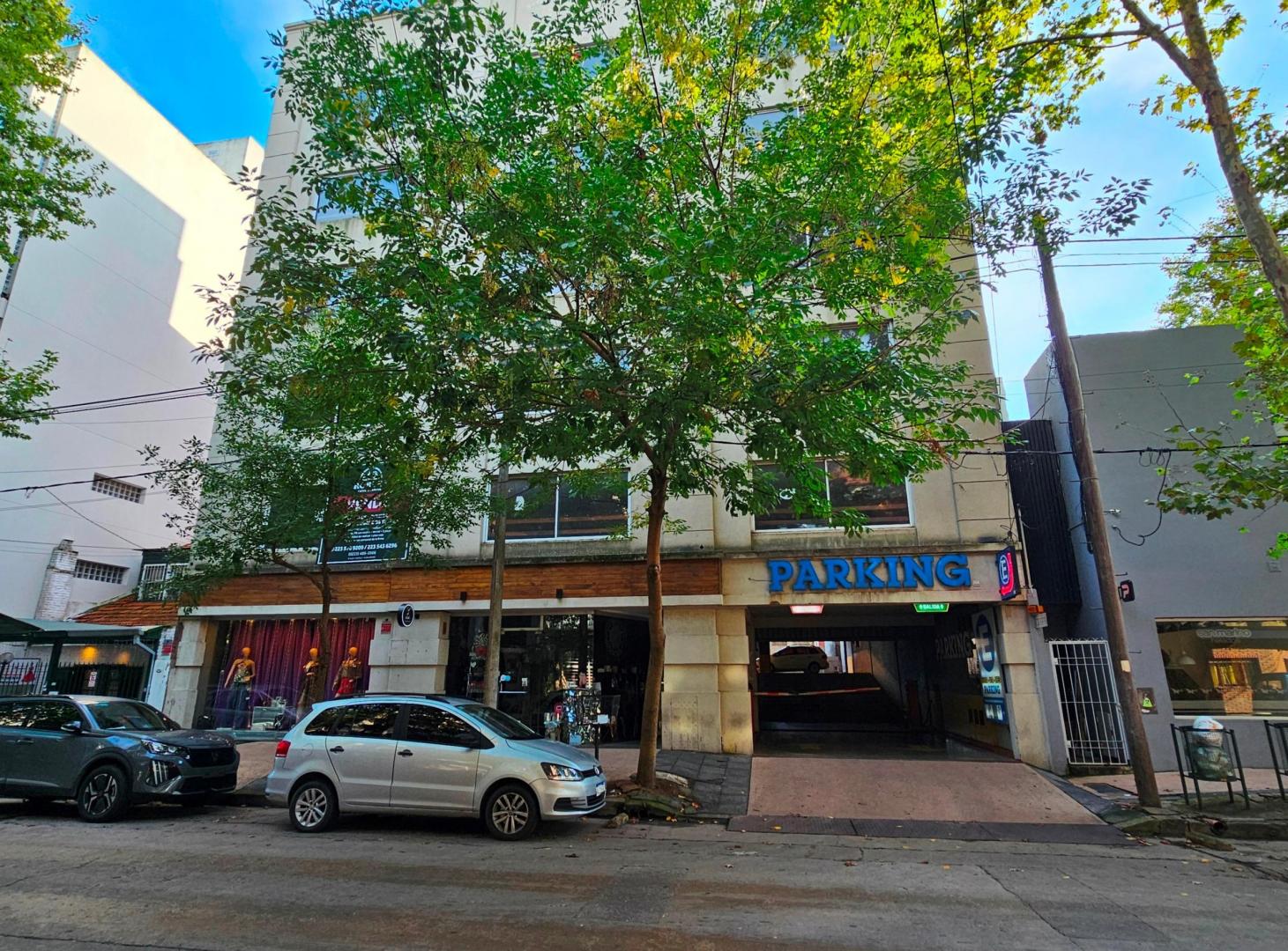 En venta. Edificio de cocheras con local al frente. Zona Guemes.