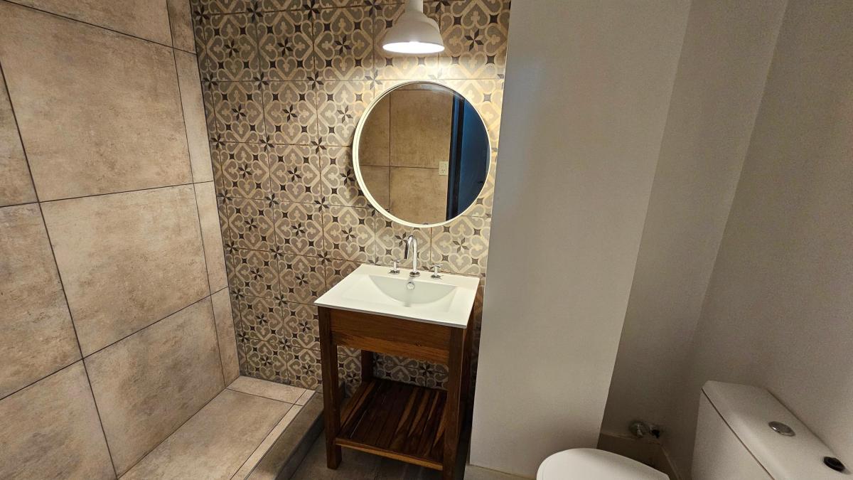 En Venta Oficina de 7 Ambientes con Patio. Zona Macrocentro. 2