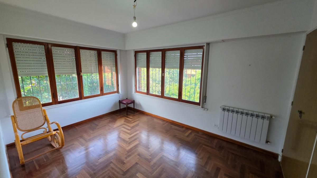 En Venta Chalet de 8 Ambientes con Parque y Pileta. Pinos de Anchorena. 5