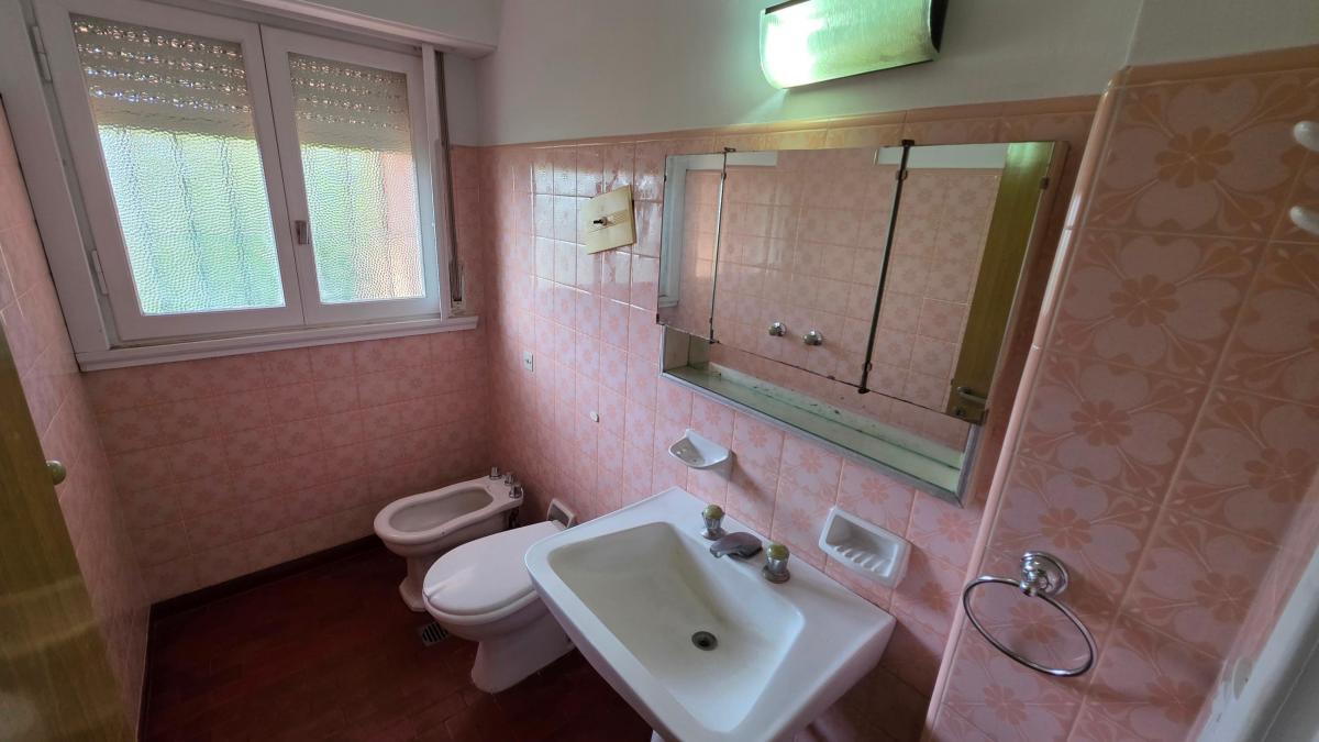 En Venta Chalet de 8 Ambientes con Parque y Pileta. Pinos de Anchorena. 3