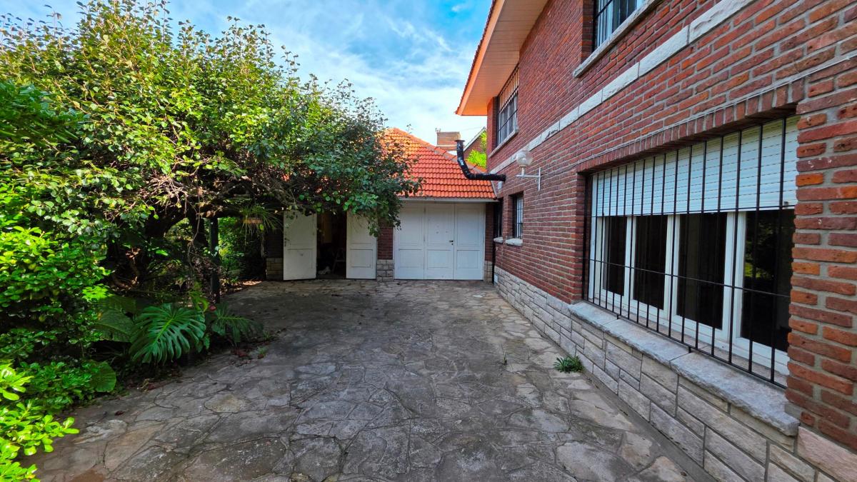 En Venta Chalet de 8 Ambientes con Parque y Pileta. Pinos de Anchorena. 2