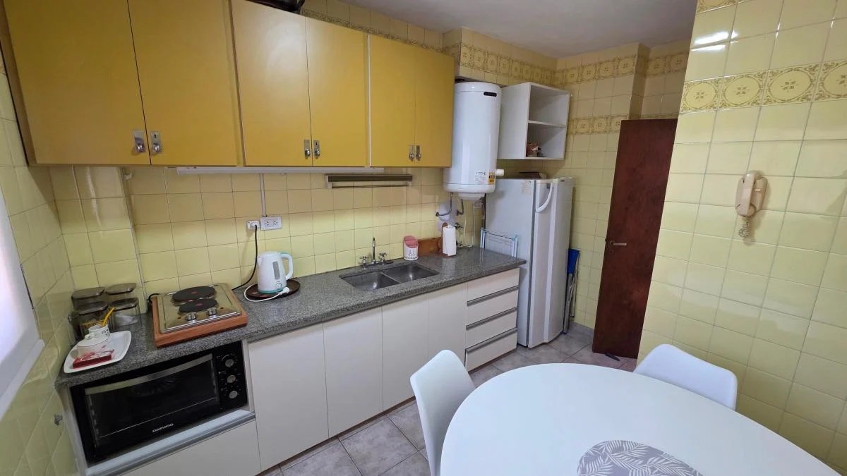 Foto de En venta departamento de 2 ambientes con cochera cubierta. Macrocentro., imagen 2