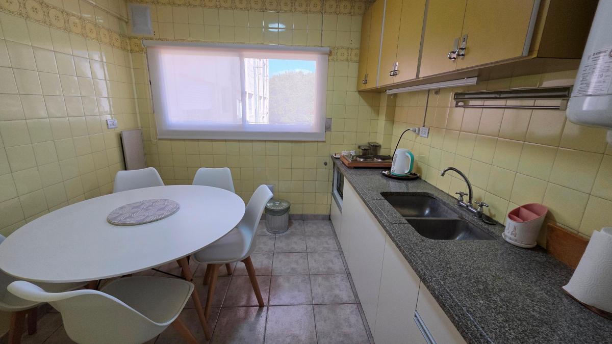 En venta departamento de 2 ambientes con cochera cubierta. Macrocentro.
