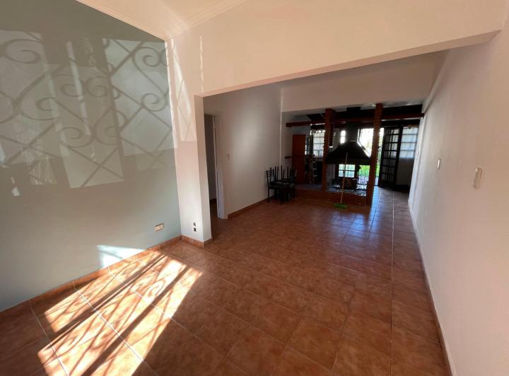 En venta. Casa de 3 ambientes mas departamento de 2 ambientes zona San Carlos 5