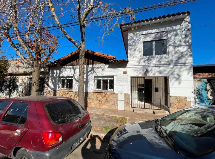 En venta. Casa de 3 ambientes mas departamento de 2 ambientes zona San Carlos 4