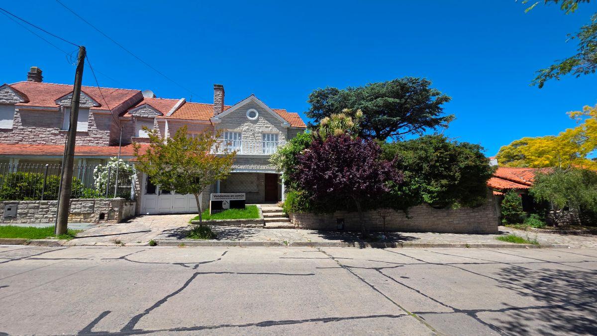 En venta chalet de 6 ambientes, sobre dos lotes en Barrio Stella Maris.