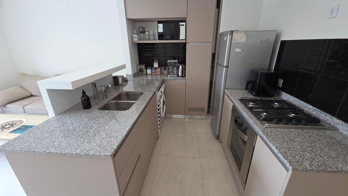 Foto de En venta departamento de 2 ambientes con cochera y baulera. Zona Güemes, imagen 2