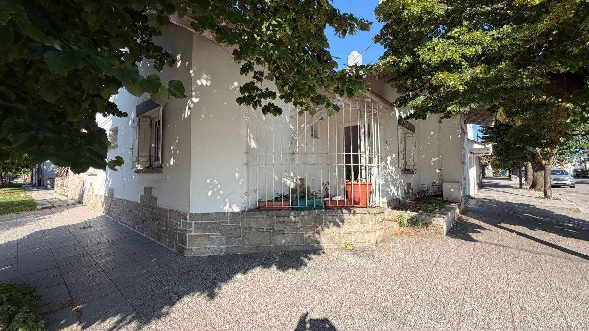 En venta casa de 3 ambientes con amplio garage quincho. Barrio Chauvin.