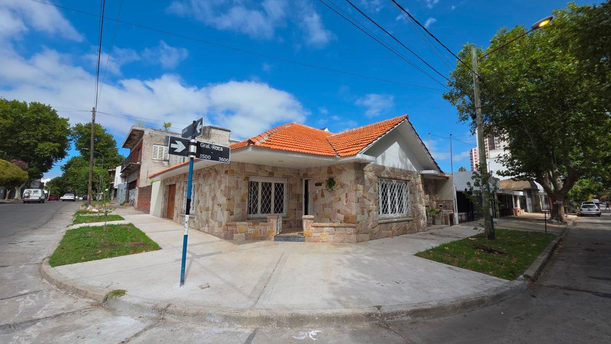 En venta chalet de 4 ambiente con garage/ quincho y patio. San José.