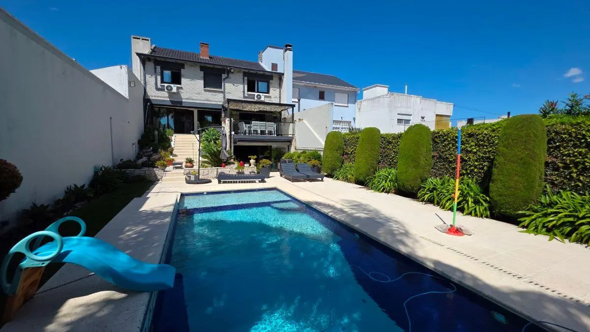 En venta chalet de 6 ambientes, garage quincho para 3 autos y parque con pileta. Stella Maris. 3