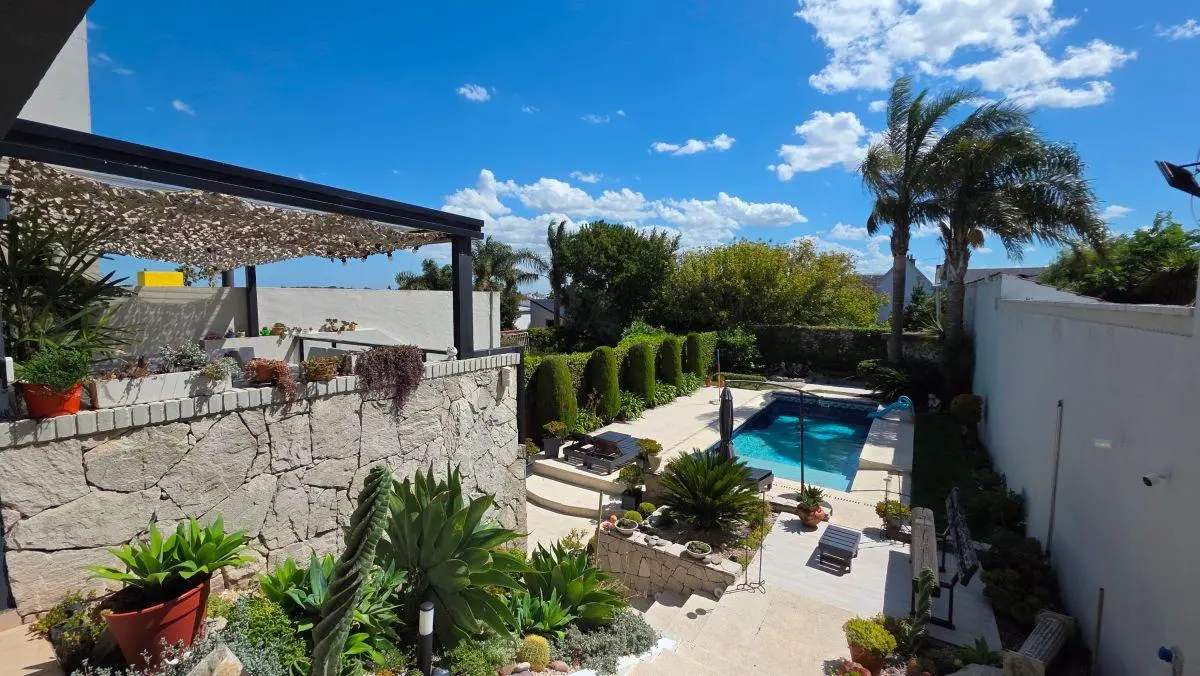 En venta chalet de 6 ambientes, garage quincho para 3 autos y parque con pileta. Stella Maris. 4