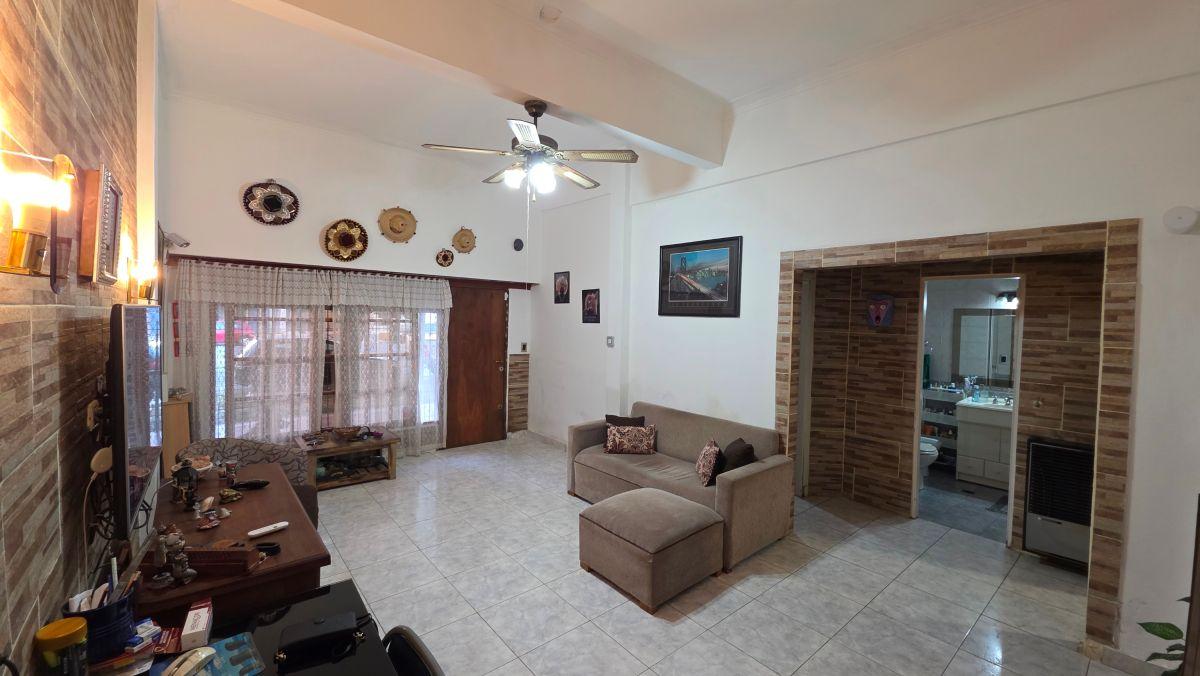 En venta PH de 3 ambientes con garaje doble y patio. La Perla
