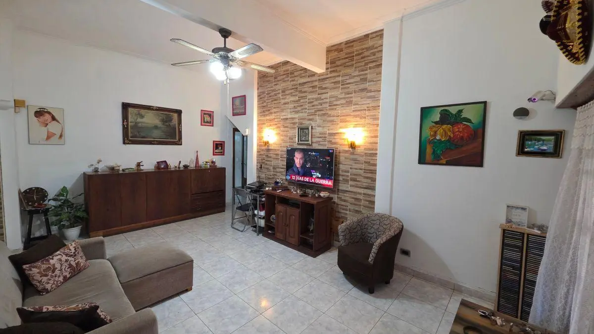 En venta PH de 3 ambientes con garaje doble y patio. La Perla 4