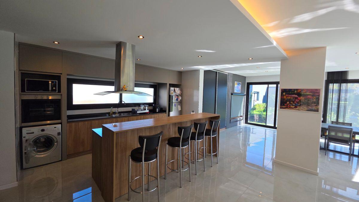 Foto de En venta casa de corte moderno de 4 ambientes con parque. Rumenco joven., imagen 3