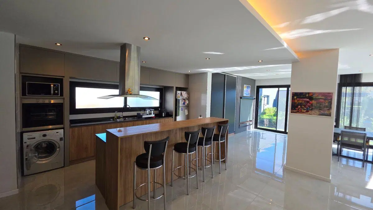 En venta casa de corte moderno de 4 ambientes con parque. Rumenco joven. 2
